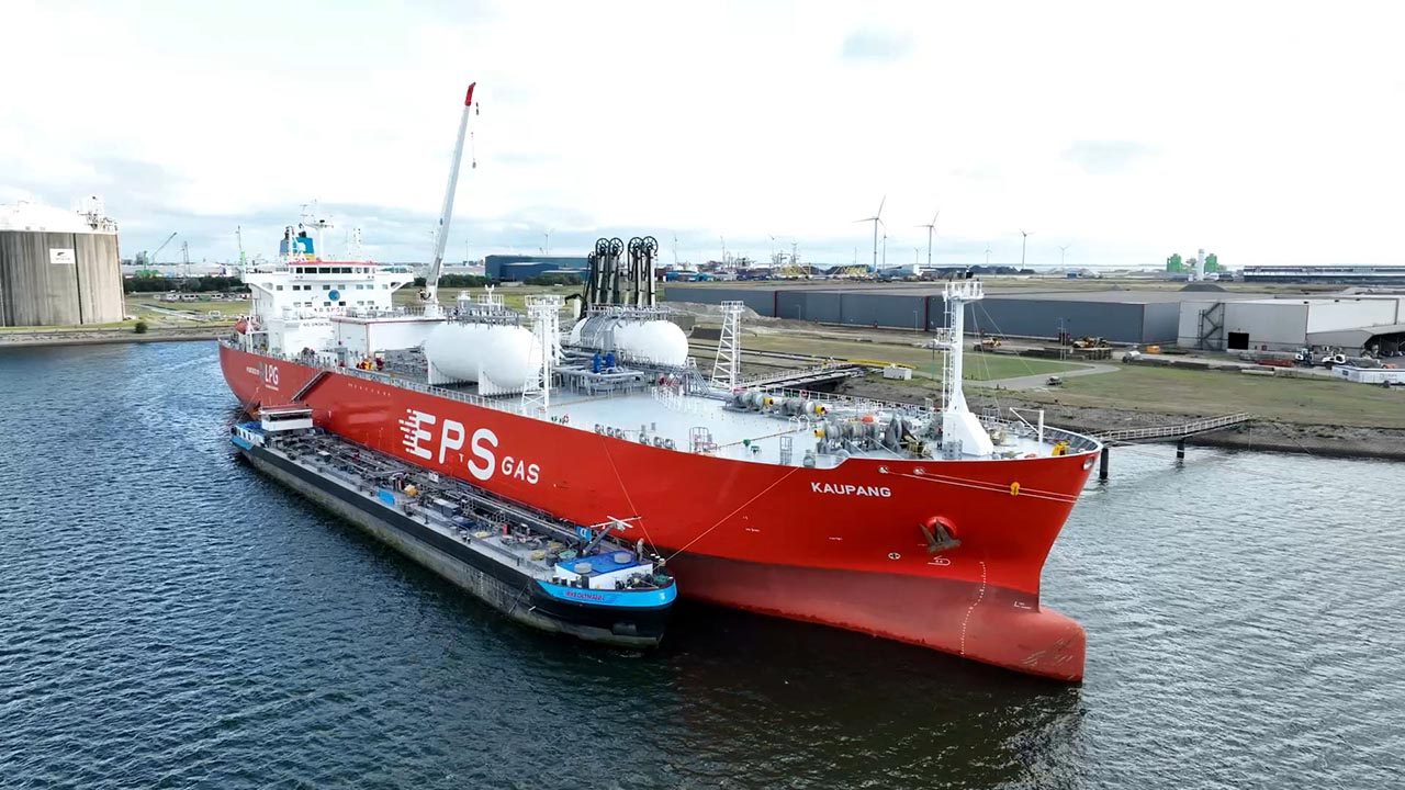 biocombustibles-bunkering Una barcaza suministra biocombustible a un gasero en el puerto de Singapur.