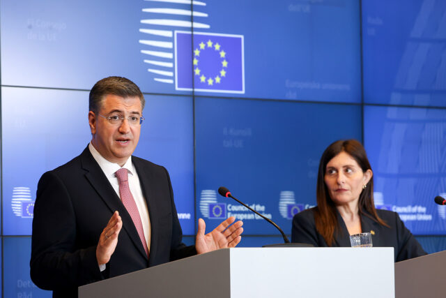 El comisario europeo de Transporte Sostenible y Turismo, Apostolos Tzitzikostas, y la viceministra de Transporte Marítimo de Chipre, Marina Hadjimanoli, en la rueda de prensa posterior a la reunión del Consejo Europeo.