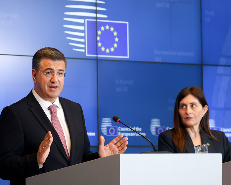 El comisario europeo de Transporte Sostenible y Turismo, Apostolos Tzitzikostas, y la viceministra de Transporte Marítimo de Chipre, Marina Hadjimanoli, en la rueda de prensa posterior a la reunión del Consejo Europeo.