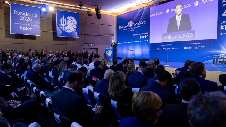 El comisario europeo de Transporte Sostenible y Turismo, Apostolos Tzitzikostas, durante su intervención en Posidonia 2026, en Atenas.