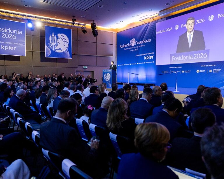El comisario europeo de Transporte Sostenible y Turismo, Apostolos Tzitzikostas, durante su intervención en Posidonia 2026, en Atenas.