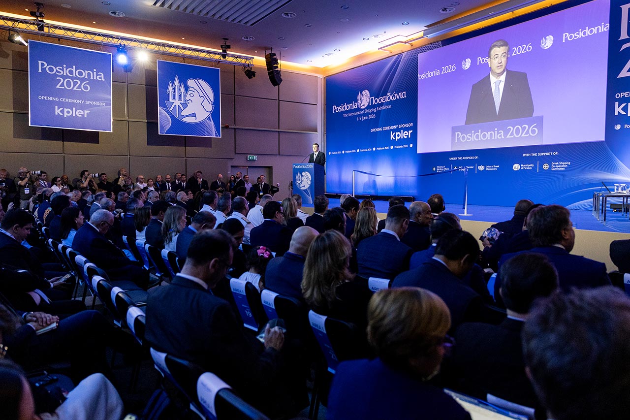 El comisario europeo de Transporte Sostenible y Turismo, Apostolos Tzitzikostas, durante su intervención en Posidonia 2026, en Atenas.