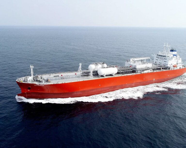 El nuevo gasero de la naviera Exmar, Antwerpen, equipado con un motor de combustible dual de amoniaco.