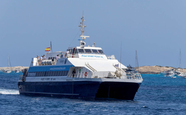 El fast ferry Eivissa Jet de Formentera Lines navegando por aguas de Formentera.