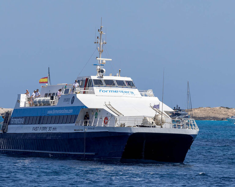 El fast ferry Eivissa Jet de Formentera Lines navegando por aguas de Formentera.