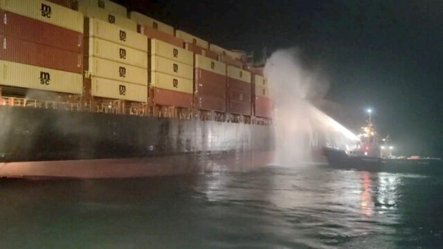 Un remolcador de los puertos iraquíes intenta sofocar el incendio tras el ataque contra el MSC Sariska V.