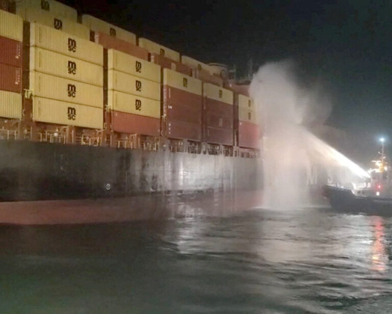 Un remolcador de los puertos iraquíes intenta sofocar el incendio tras el ataque contra el MSC Sariska V.