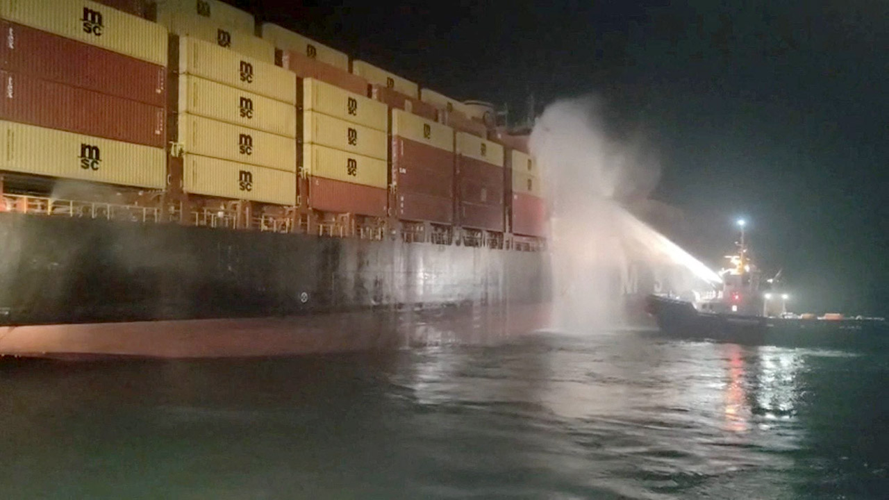 Un remolcador de los puertos iraquíes intenta sofocar el incendio tras el ataque contra el MSC Sariska V.