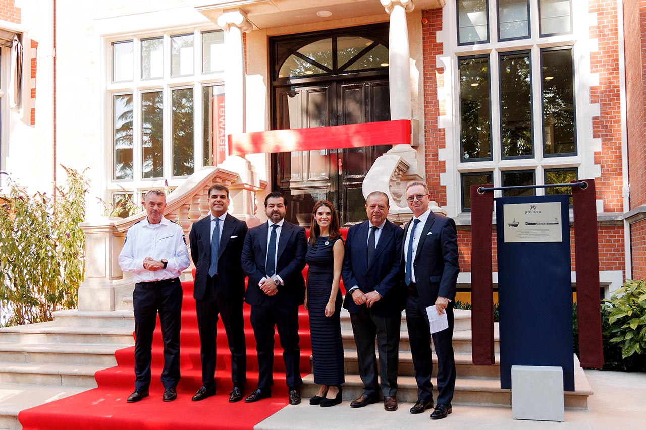 boluda-sede-amsterdam-familia Presentación de la nueva sede de Boluda en Róterdam. De izquierda a derecha: el capitán del Puerto de Róterdam, René de Vries; Ignacio Boluda; Vicente Boluda Ceballos; Verónica Boluda; Vicente Boluda Fos; y Geert Vandecappelle, CEO de Boluda Towage Europe.