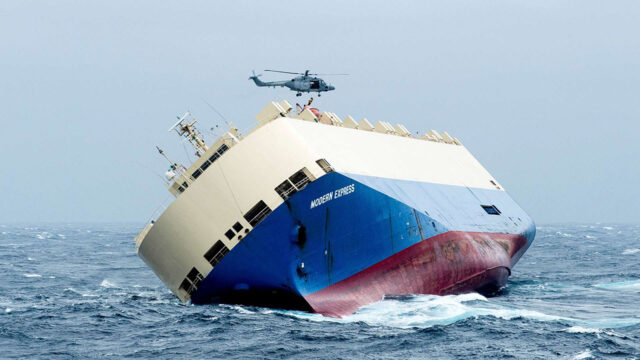Labores de salvamento del car carrier Modern Express.