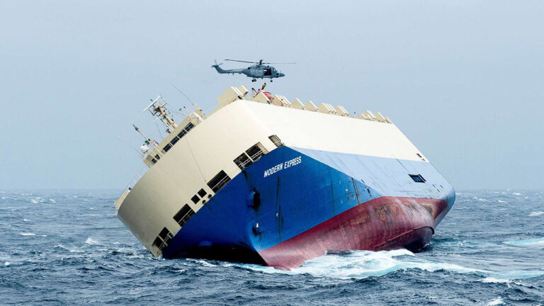 Labores de salvamento del car carrier Modern Express.