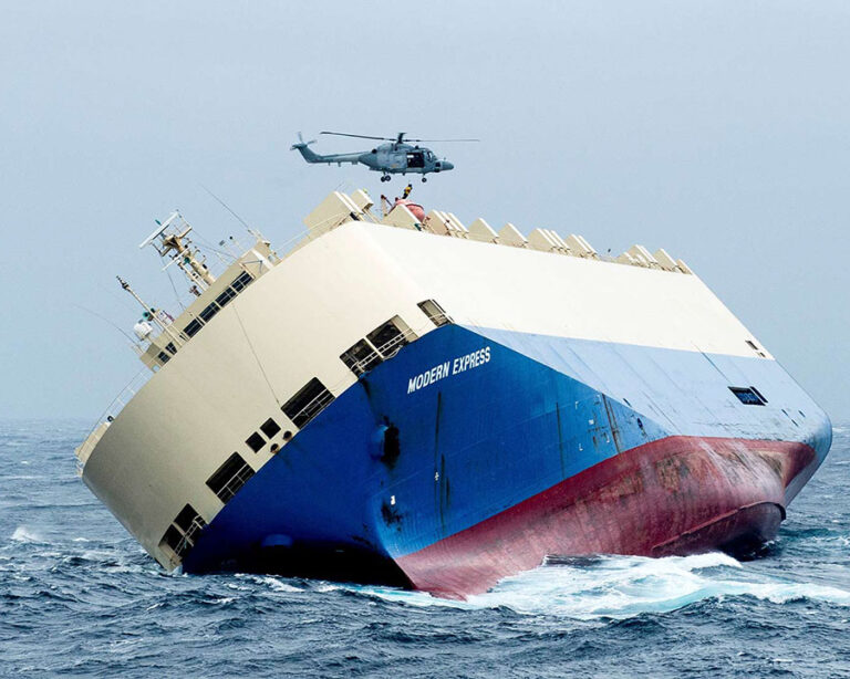 Labores de salvamento del car carrier Modern Express.