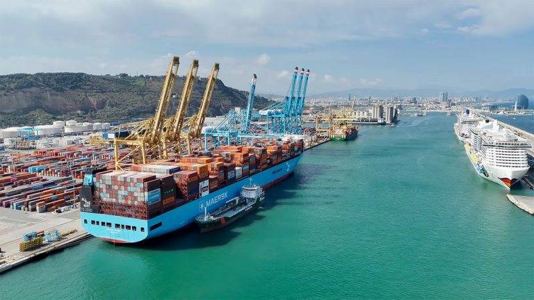 Operación de suministro de bioetanol del Bahía Candela al portacontenedores Antonia Maersk en el puerto de Barcelona.