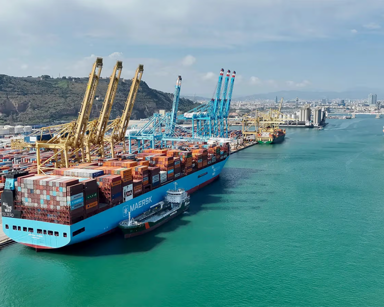 Operación de suministro de bioetanol del Bahía Candela al portacontenedores Antonia Maersk en el puerto de Barcelona.