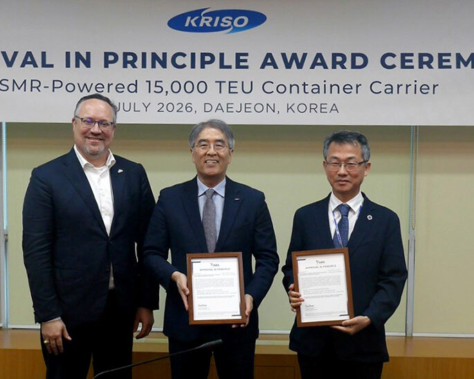 Entrega del certificado de Aprobación en Principio (AIP). De izquierda a derecha: Patrick Ryan, CTO de ABS; Hong Ki-yong, presidente de KRISO; y Cho Jin-young, director del Instituto de Investigación de Reactores Avanzados, KAERI.