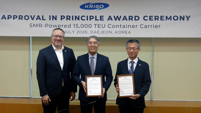 Entrega del certificado de Aprobación en Principio (AIP). De izquierda a derecha: Patrick Ryan, CTO de ABS; Hong Ki-yong, presidente de KRISO; y Cho Jin-young, director del Instituto de Investigación de Reactores Avanzados, KAERI.