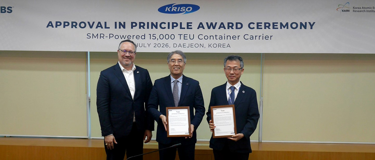 Entrega del certificado de Aprobación en Principio (AIP). De izquierda a derecha: Patrick Ryan, CTO de ABS; Hong Ki-yong, presidente de KRISO; y Cho Jin-young, director del Instituto de Investigación de Reactores Avanzados, KAERI.