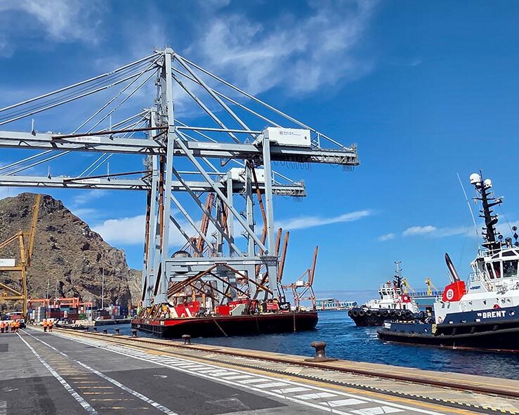Llegada de las dos nuevas grúas a la terminal de Boluda, en Santa Cruz de Tenerife.