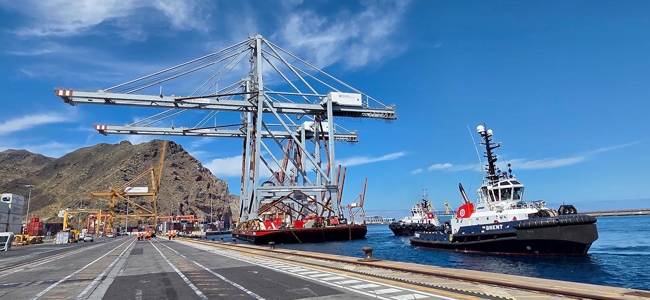 Llegada de las dos nuevas grúas a la terminal de Boluda, en Santa Cruz de Tenerife.