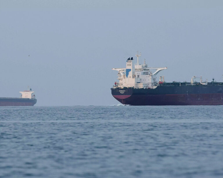 El Mombasa B, en primer plano, es uno de los petroleros de los Emiratos Arabes Unidos atacados por Irán.