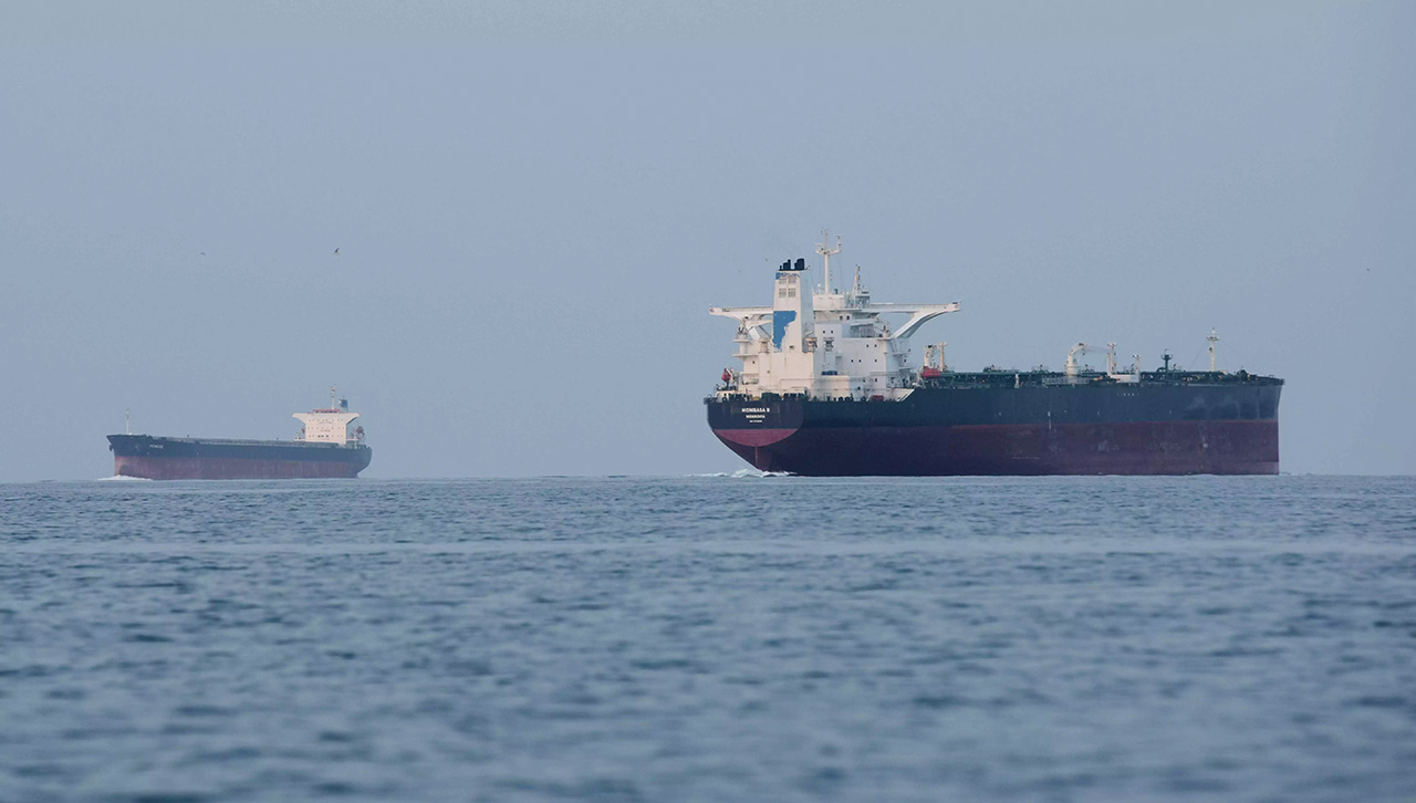 El Mombasa B, en primer plano, es uno de los petroleros de los Emiratos Arabes Unidos atacados por Irán.