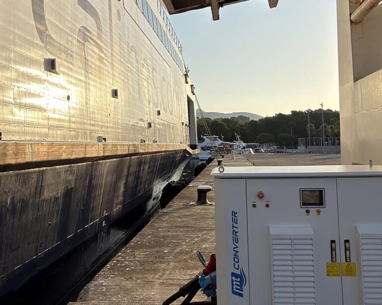 El Som Menorca de Menorca Lines conectado al sistema OPS de baja tensión en el puerto de Alcudia, Mallorca.