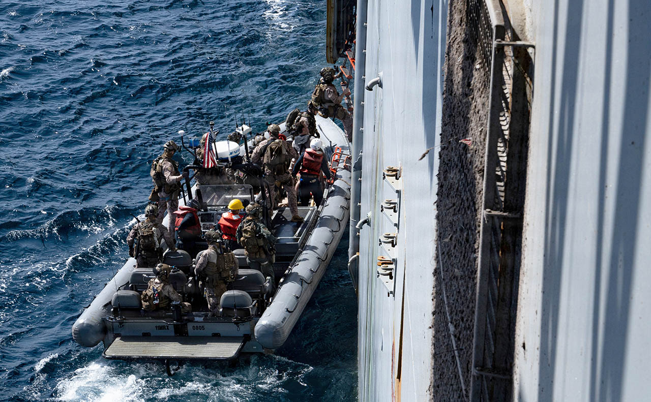 Marines board M/V Blue Star III Marines del ejército de los EE.UU. suben a bordo del Blue Star III, sospechoso de intentar infringir el bloqueo estadounidense de los puertos iraníes.