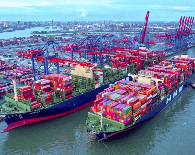 Dos portacontenedores en una terminal del puerto de Hamburgo (Alemania).