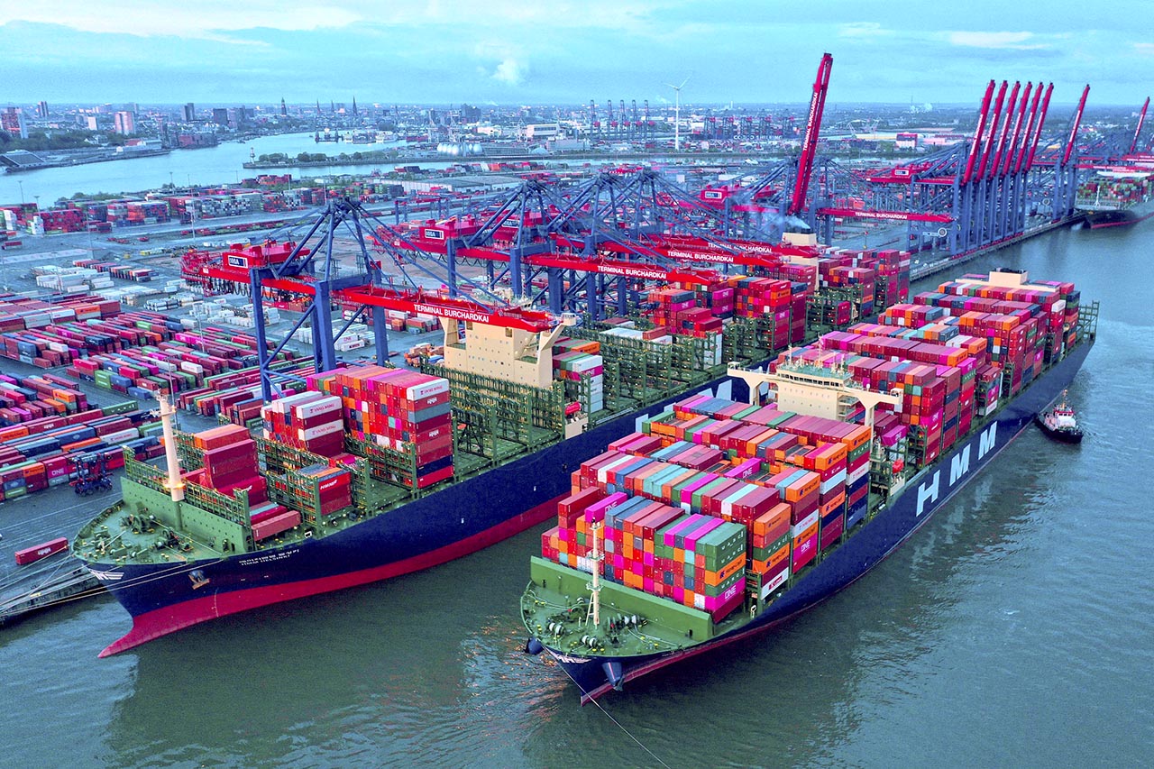 Dos portacontenedores en una terminal del puerto de Hamburgo (Alemania).