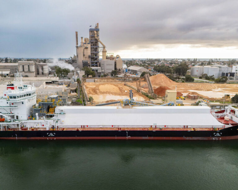 El nuevo granelero híbrido autodescargante de CSL, MV Yambu.