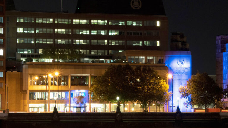 La sede de la OMI (Organización Marítima Internacional) se iluminará de azul el 24 de septiembre con motivo del Día Marítimo Mundial.