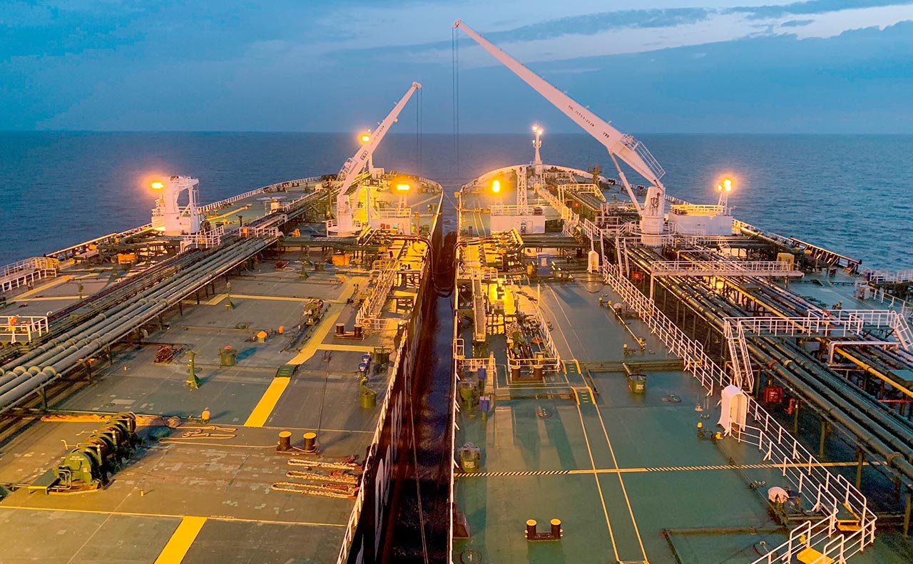 Las operaciones de transferencia de carga entre petroleros son habituales entre buques de la 'flota fantasma'.