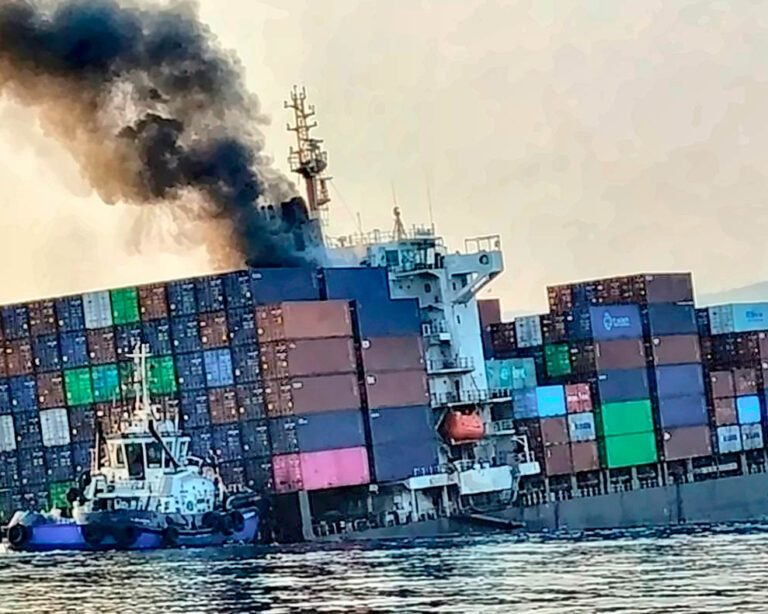 El portacontenedores GFS Pride se hunde en aguas del estrecho de Ormuz, tras un ataque iraní.