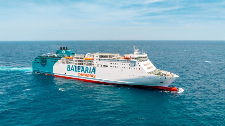 Uno de los ferries de Baleària Canarias, Volcán de Tinamar