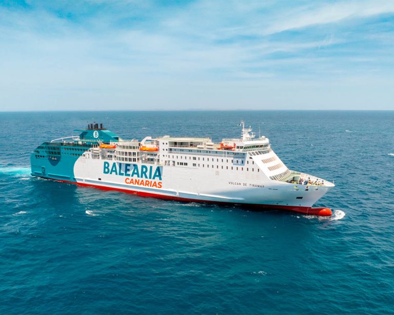 Uno de los ferries de Baleària Canarias, Volcán de Tinamar