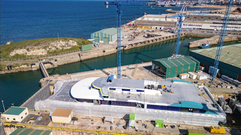 balearia-catamaran-electrico-astilleros-armon El nuevo catamarán eléctrico de Baleària en las instalaciones de Astilleros Armon en Gijón (Asturias).