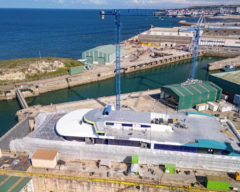 balearia-catamaran-electrico-astilleros-armon El nuevo catamarán eléctrico de Baleària en las instalaciones de Astilleros Armon en Gijón (Asturias).