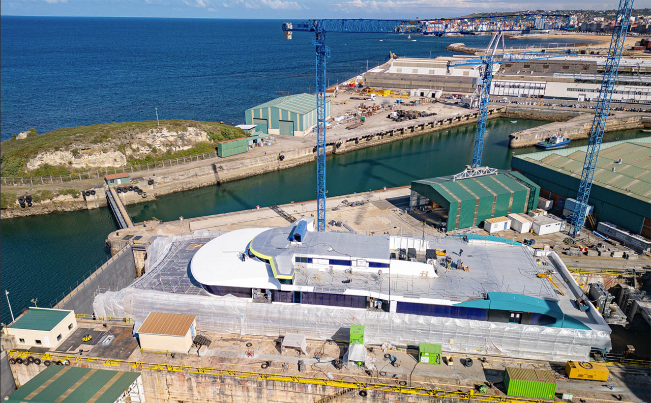El nuevo catamarán eléctrico de Baleària en las instalaciones de Astilleros Armon en Gijón (Asturias).