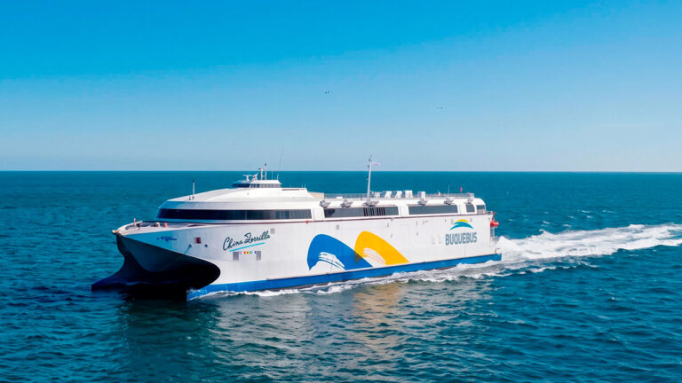 El ferry China Zorrilla de Buquebus conecta Argentina y Uruguay con propulsión exclusivamente eléctrica.