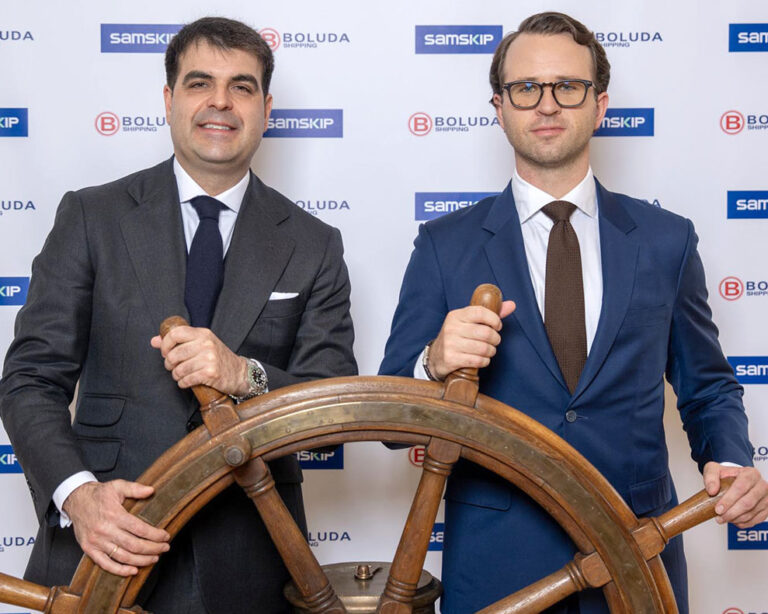 El presidente ejecutivo de Boluda Shipping, Ignacio Boluda Ceballos (i), y el consejero delegado de Samskip, Ólafur Orri Ólafsson, en la firma del acuerdo.
