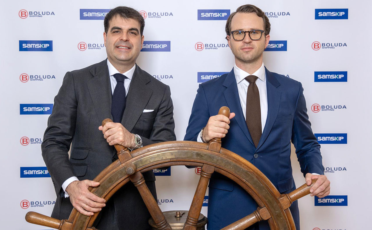 El presidente ejecutivo de Boluda Shipping, Ignacio Boluda Ceballos (i), y el consejero delegado de Samskip, Ólafur Orri Ólafsson, en la firma del acuerdo.