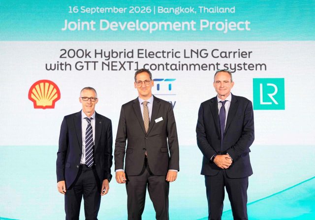 Los representantes de la tres empresas participantes en el proyecto en la feria Gastech2026
