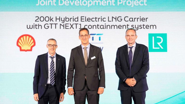 Los representantes de la tres empresas participantes en el proyecto en la feria Gastech2026