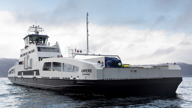 El Ampere opera en los fiordos noruegos desde hace más de diez años y fue el primer ferry totalmente eléctrico del mundo.