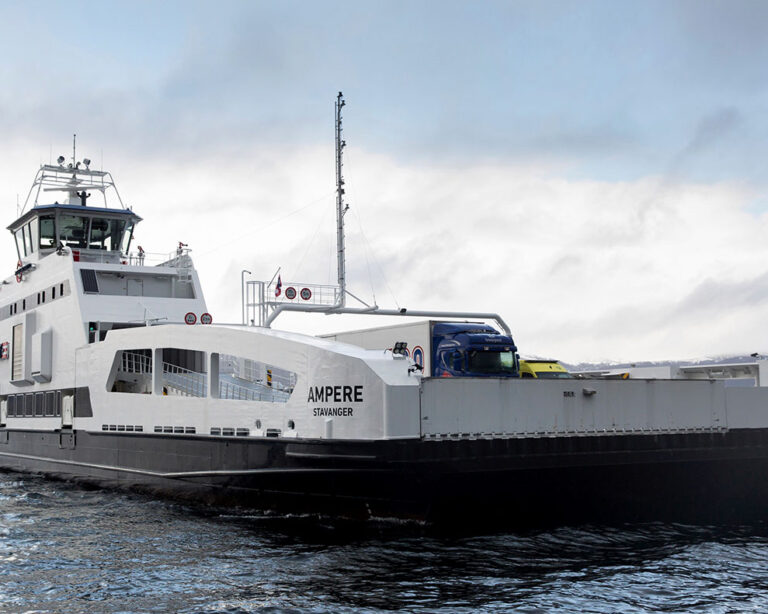 El Ampere opera en los fiordos noruegos desde hace más de diez años y fue el primer ferry totalmente eléctrico del mundo.