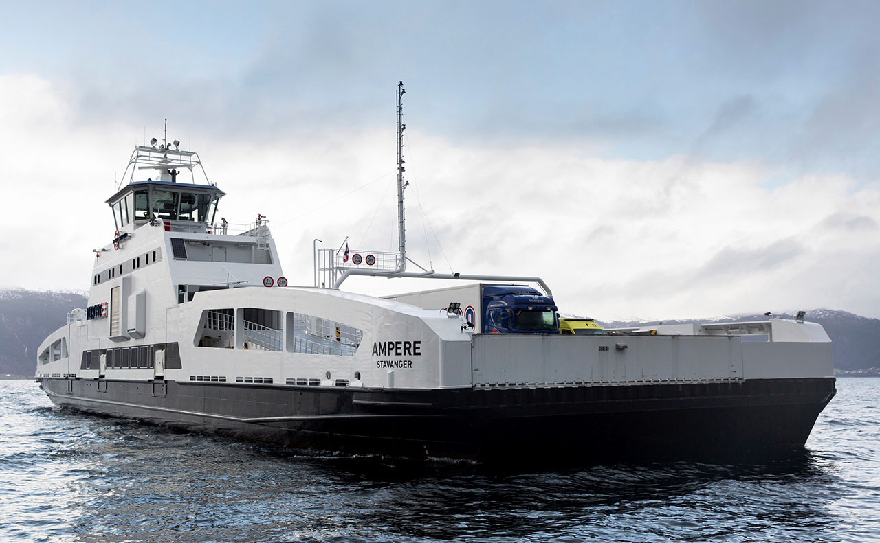 ampere-ferry-electrico El Ampere opera en los fiordos noruegos desde hace más de diez años y fue el primer ferry totalmente eléctrico del mundo.