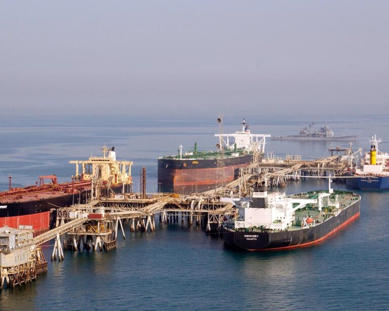 Varios petroleros cargan crudo en la terminal de Basora (Irak) / US NAVY