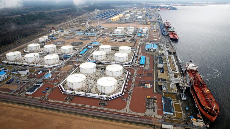 El puerto ruso de Ust Luga en el Báltico es uno de los utilizados por los buques de la 'flota fantasma' para la carga de petróleo.