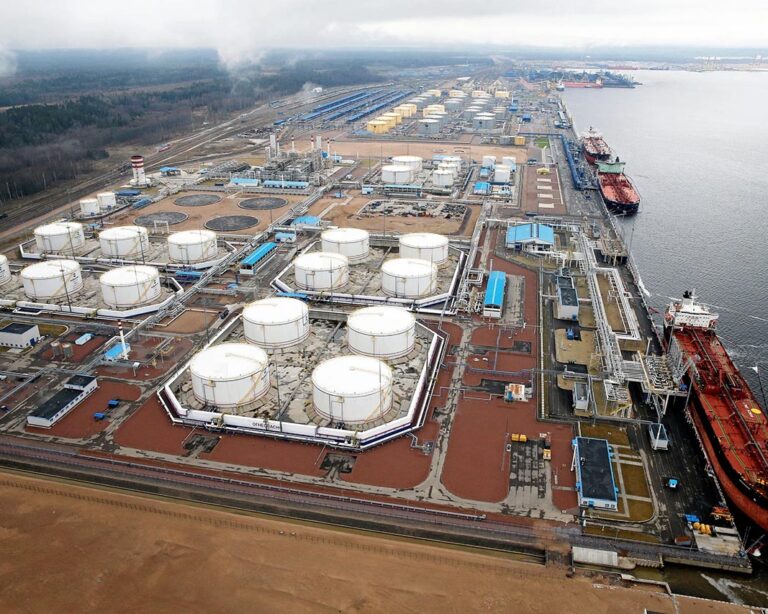 El puerto ruso de Ust Luga en el Báltico es uno de los utilizados por los buques de la 'flota fantasma' para la carga de petróleo.