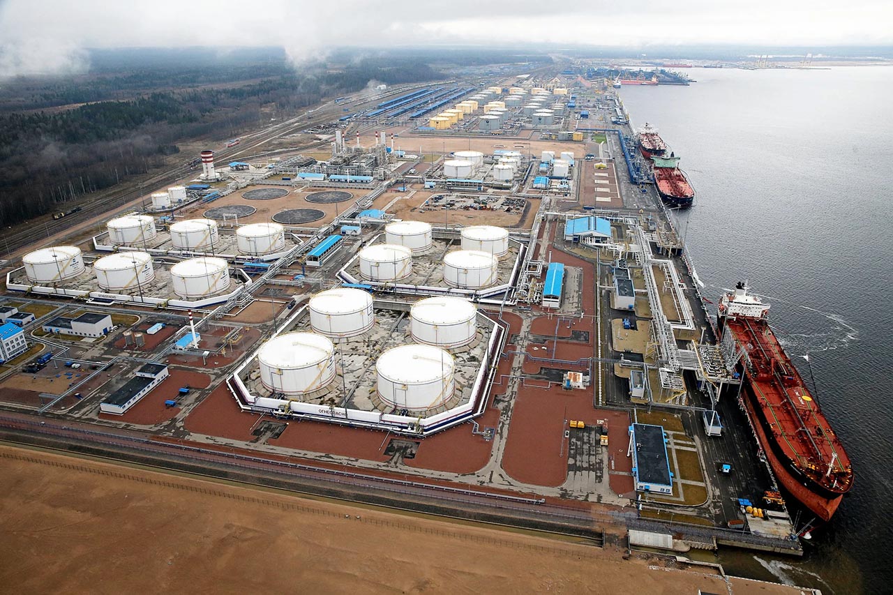 El puerto ruso de Ust Luga en el Báltico es uno de los utilizados por los buques de la 'flota fantasma' para la carga de petróleo.